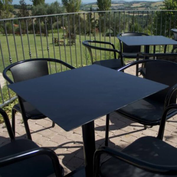 mobilier-terrasse-professionnel-tables-design-noires-carrees-ax-et-al