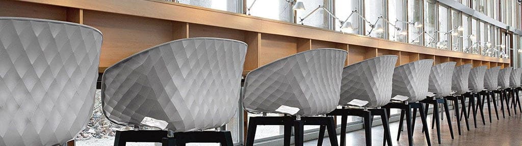 fauteuil-reunion-coque-plastique-design-uni-et-alluminium