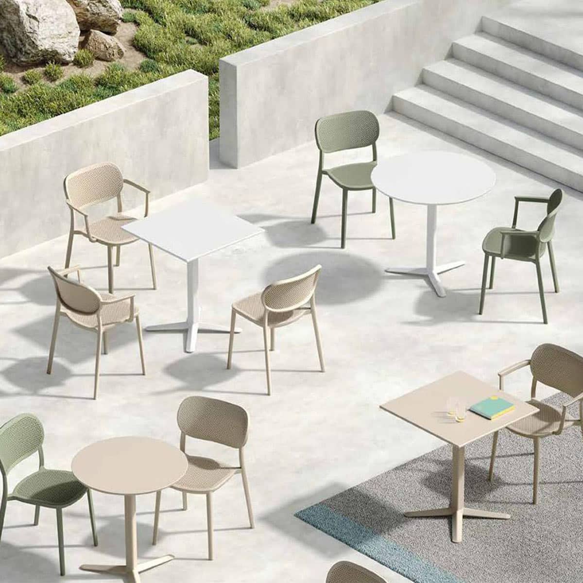 Mobilier-terrasse-restaurant-inspiration-chaises-empilables-Nut-Nut-tables-Raky